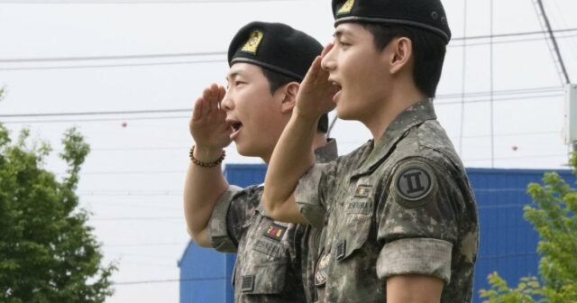 K-Pop Stars RM y V de BTS completan su servicio obligatorio en el ejército de Corea del Sur
