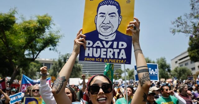 Líder sindical de California acusado de los recuentos de conspiración federal después de ser arrestado durante la protesta de La Ice
