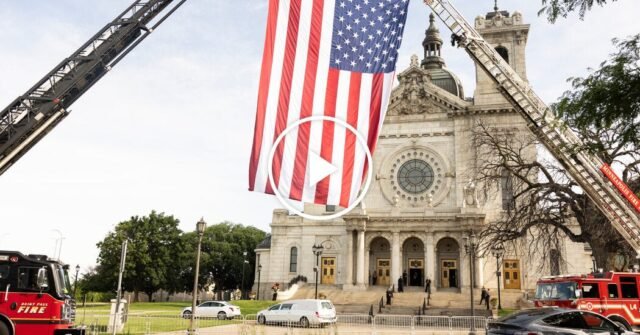 Los dolientes honran al legislador y esposo de Minnesota en el funeral
