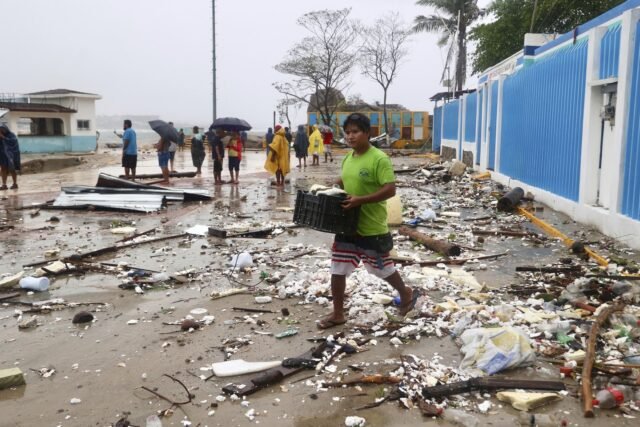 México evalúa el daño del huracán Erick cuando los ríos en ascenso deja al menos 1 muerto
