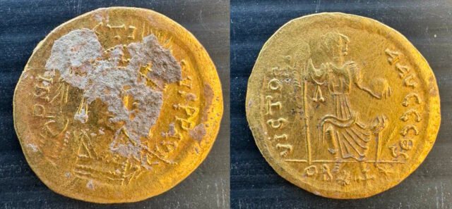 Moneda de oro rara del emperador bizantino Justin II encontrado en Bulgaria - The History Blog
