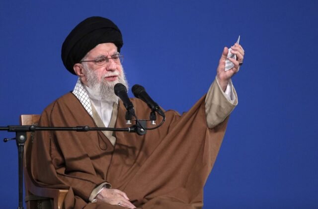 Trump le dice al líder supremo de Irán: "Te golpean al infierno"
