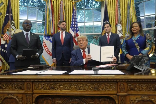 Trump nuevamente preside como pacificador, esta vez reúne a Ruanda y Congo
