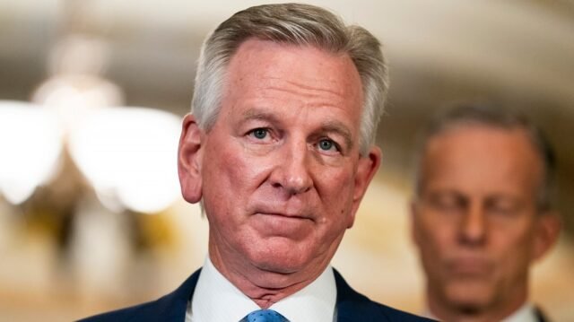 Tuberville acusa a Zelensky de intentar "atraer a la OTAN" al conflicto ruso
