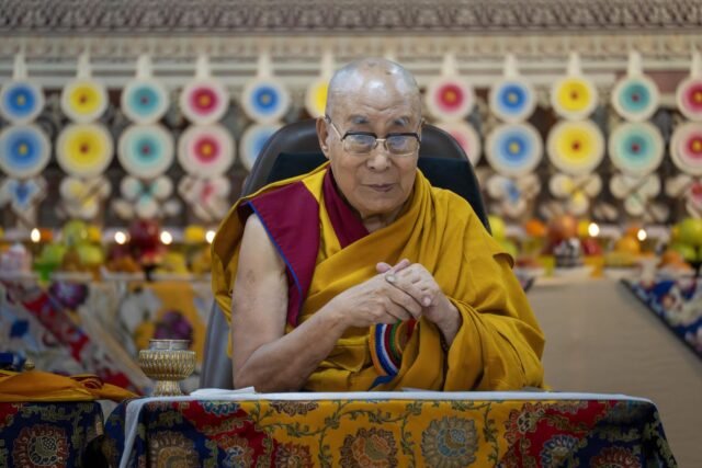 Dalai Lama, de 89 años de Tibet, desafía Beijing
