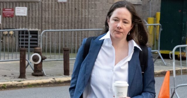 El Departamento de Justicia de Trump dispara al fiscal de Epstein, la hija de James Comey
