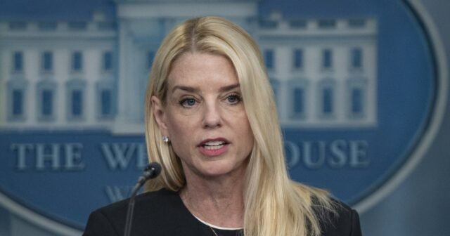 El Departamento de Justicia de Trump quiere eliminar la ciudadanía de más estadounidenses
