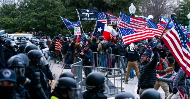 El juez arroja demanda por los agentes del FBI del 6 de enero contra el DOJ de Trump
