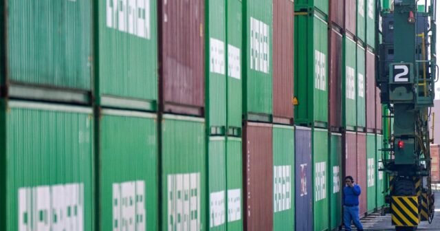 El último salvo arancelario de Trump alimenta la incertidumbre económica, dicen los expertos.
