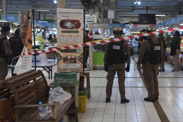 Hombre armado con un rencor mata a 5 e hiere 2 en un mercado de Bangkok antes de suicidarse, según la policía
