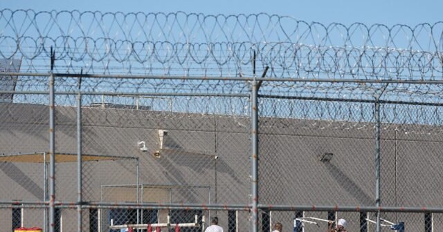 ICE dice que muchos en detención de inmigración ya no califican para las audiencias de bonos
