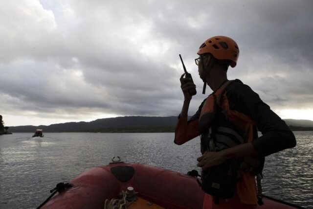 Indonesia suspende la búsqueda de 29 faltantes después de que el ferry se hunda debido a la mala visibilidad
