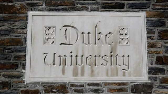 La administración Trump investiga a Duke sobre las acusaciones de discriminación relacionadas con la raza
