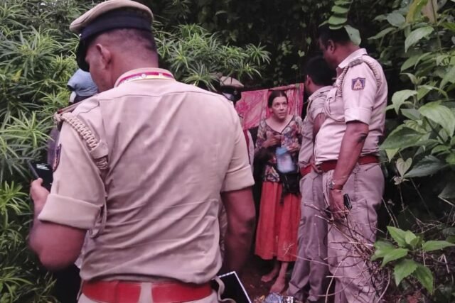 La policía india encuentra una mujer rusa y sus 2 hijas que viven en una cueva bosque aislada
