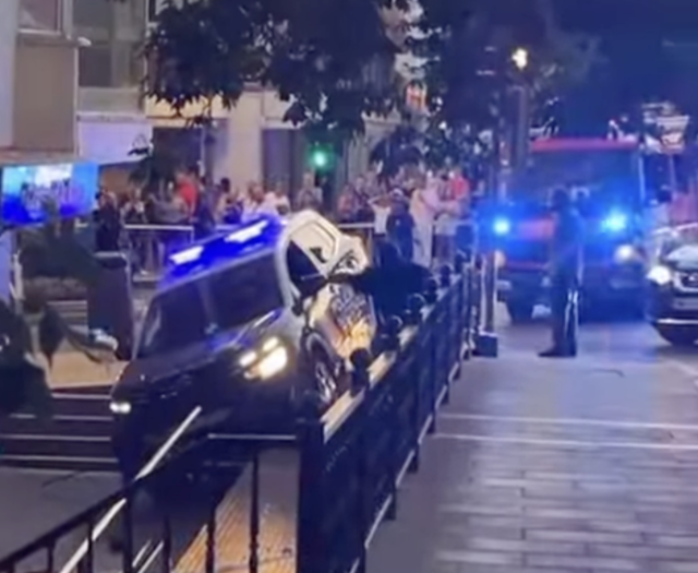 Momento impactante El auto de la policía se estrella contra el motociclista durante la persecución de alta velocidad en Marbella
