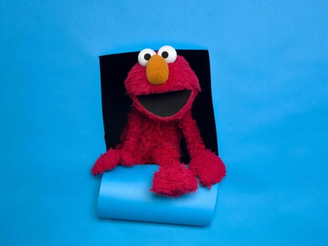 Sesame Workshop recupera el control de la cuenta X hackada de Elmo después de publicaciones racistas
