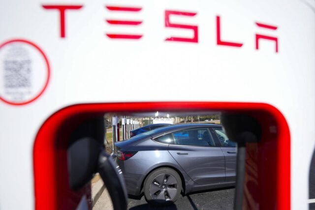 Tesla Profit se sumerge en el último trimestre, ya que el turno de la política de Musk continúa manteniendo alejados a los compradores
