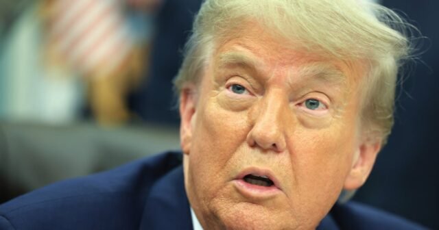 Trump asusta a todos al felicitar a la reportera en un clip incómodo
