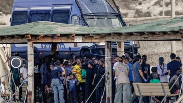 Al menos 26 muertos y una docena desaparecida después de los volcados de los botes cerca de la isla italiana
