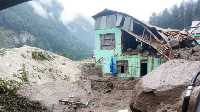 Al menos 56 muertos y docenas desaparecen después de que las inundaciones repentinas del Himalaya se extienden a través de las ciudades dejándolos cubiertos de barro
