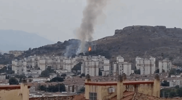 Breaking: helicópteros se apresuran al fuego salvaje en las afueras de Málaga: llamas claramente visibles desde las casas de los residentes

