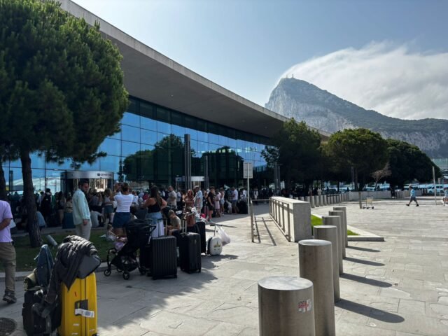 Caos y cancelaciones en el aeropuerto de Gibraltar a medida que las fuerzas de la tubería de agua de ráfaga se apagan varias horas
