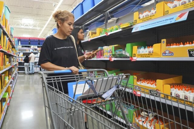 Comprar suministros escolares se convierte en una actividad de verano a medida que las familias hacen malabarismos con la tecnología y los aranceles
