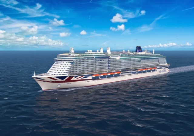 Crucero con más de 6,000 muelles de británicos en la histórica ciudad española, pero no todos los residentes los dan la bienvenida
