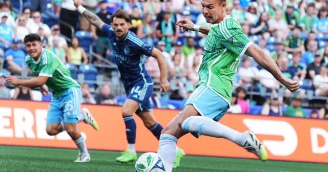 Danny Musovski Nets Hat Trick como Sounders Surging Rout Sporting KC
