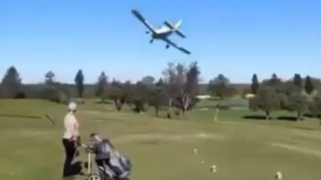 El avión de Horror Moment se estrella en el campo de golf hiriendo a dos mientras los golfistas se apresuran a ayudar al instructor piloto y al estudiante a bordo

