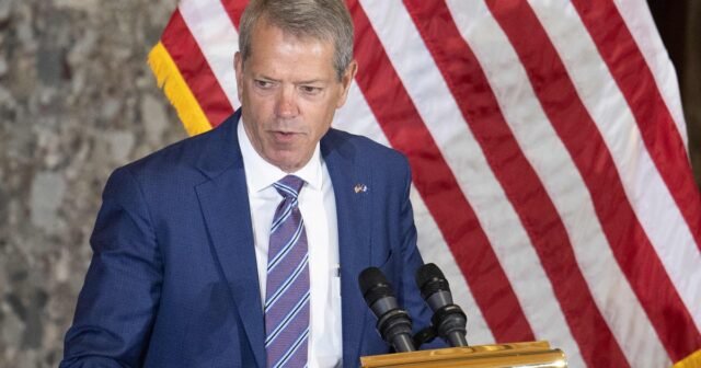 El gobernador de Nebraska anuncia un plan para el Centro de detención de inmigrantes para ayudar en los esfuerzos de deportación de Trump
