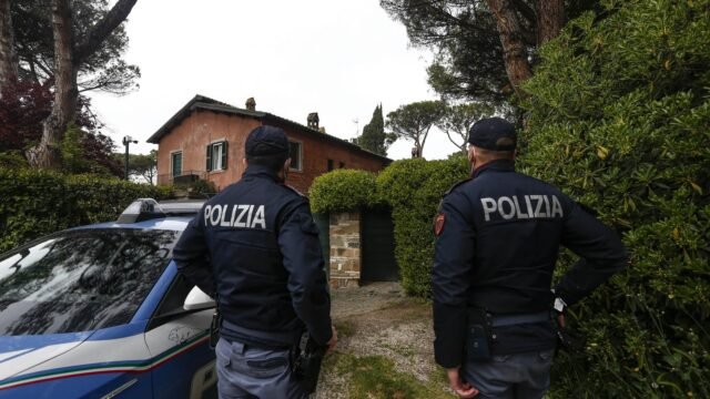 El horror como el hombre despreciado mata a la pareja de la ex esposa y a la madre afuera del hotel antes de disparar a ex y convertirse en un arma sobre sí mismo
