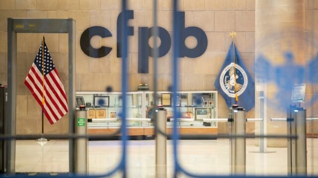 El tribunal de apelaciones permite a la administración Trump reanudar el desmantelamiento de CFPB
