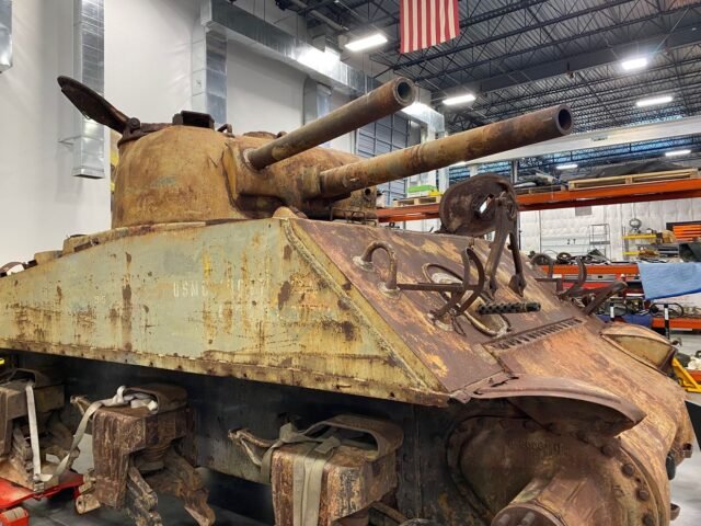 El veterano de la Segunda Guerra Mundial, que ahora tiene 100 años, se reunió con Trusty Tank, él y sus compañeros marines conocían como "afortunados"
