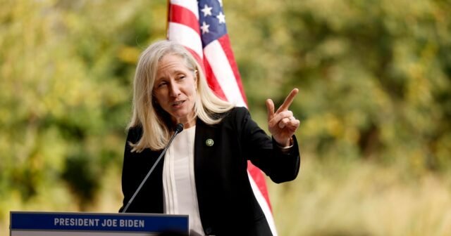 En la carrera del gobernador, Spanberger hace un lanzamiento económico a los votantes latinos de Virginia en la publicidad de la radio
