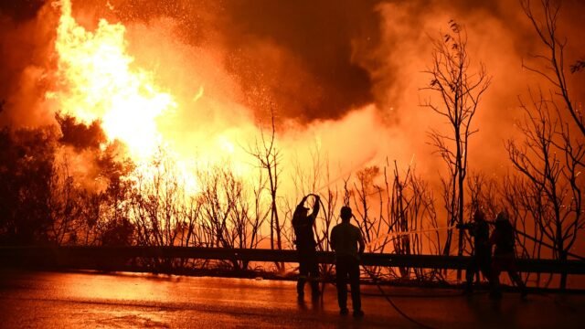 Enormes incendios forestales se extienden por los puntos críticos de turismo británicos con hoteles evacuados 'por minuto' mientras los turistas huyen de los resorts
