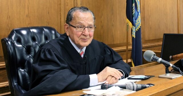 Frank Caprio, juez de Rhode Island, que dibujó una gran audiencia en línea con su compasión, muere a los 88 años
