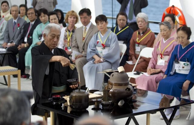 Genshitsu Sen, maestro de té japonés y ex aprendiz piloto de Kamikaze, muere a las 102
