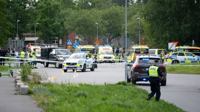 Gunman abre fuego afuera de la mezquita en Suecia mientras la policía cace urgentemente el tirador en la carrera y advierte a la gente que se mantenga alejada
