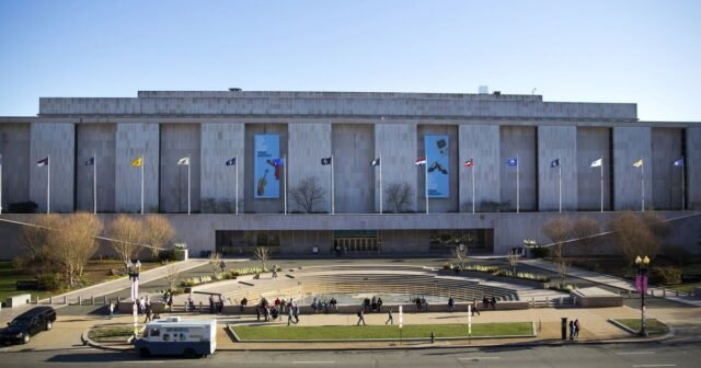 Historiadores alarmados por el plan de la Casa Blanca para supervisar las exhibiciones Smithsonian

