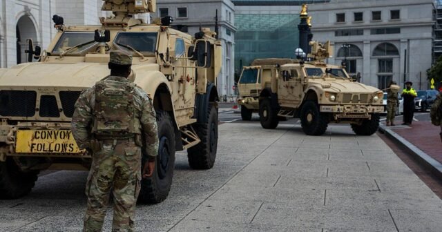 La Casa Blanca dice que los miembros de la Guardia Nacional desplegada en DC "pueden estar armados"
