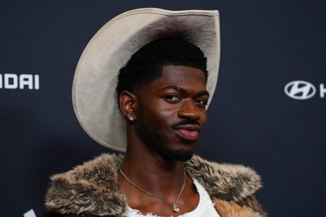 Lil Nas X acusado de cuatro delitos graves después del altercado de la policía desnuda en Los Ángeles

