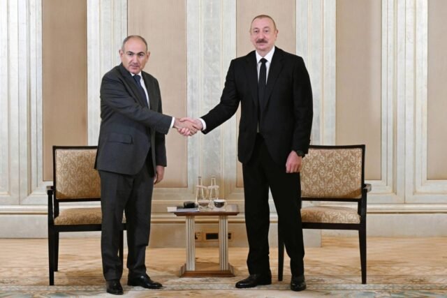 Los armenios y los azerbaiyanos saludan a un acuerdo de paz negociado con esperanza pero también precaución
