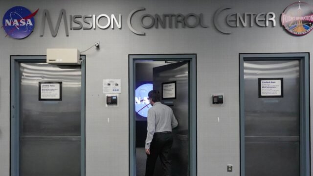 Los críticos no deberían bloquear el camino nuclear de la NASA hacia una base de la luna
