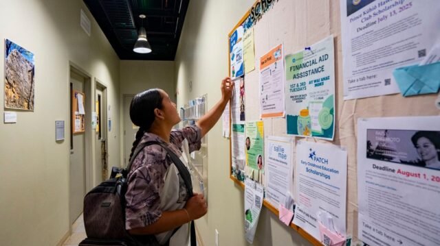 Los solicitantes se acercan a las universidades de élite con mayor inquietud en medio de peleas con Trump

