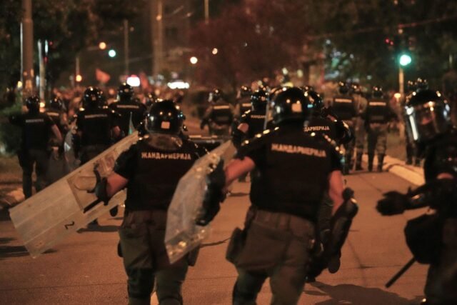 Más enfrentamientos y tensiones en protestas antigubernamentales en Serbia mientras el presidente promete represiones por la represión
