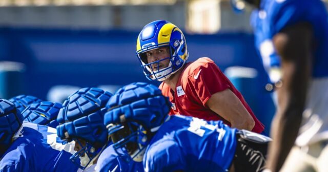 Matthew Stafford de Rams Practica por primera vez en el campamento de entrenamiento
