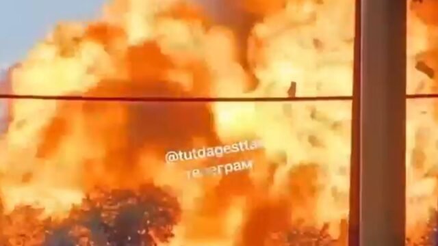 Momento aterrador La estación de servicio estalla en una gran explosión matando a cuatro después de que estalló el fuego mientras los locales evacuaron
