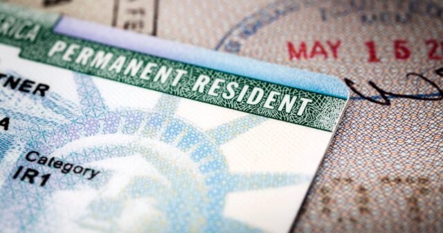 Nosotros para investigar las opiniones "antiamericanas" de aquellos que solicitan beneficios de inmigración en virtud de la Directiva de Trump
