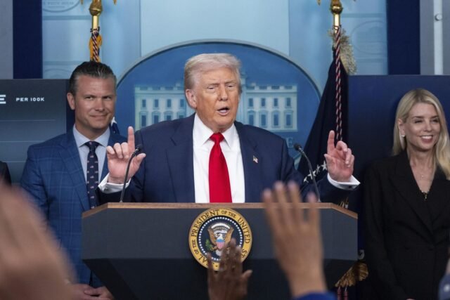 Trump sigue 'Alligator Alcatraz' con 'Camp East Montana', un nuevo centro de detención masivo en la frontera

